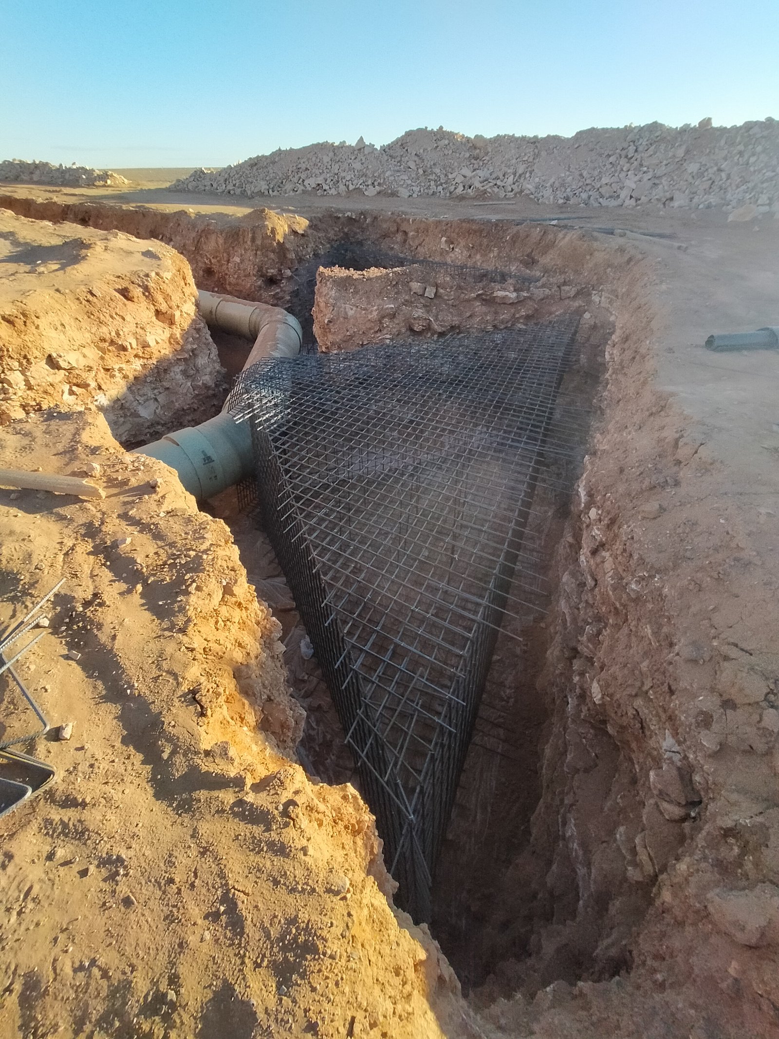 صورة مشروع ﺗﺼﻤﻴﻢ وﺗﻨﻔﻴﺬ اﻟﻤﺮﺣﻠﺔ اﻟﺜﺎﻧﻴﺔ ﻟﻤﺸﺮوع اﻟﺨﻄﻮط اﻟﻨﺎﻗﻠﺔ ﻟﻠﻤﻴﺎه اﻟﻤﻌﺎﻟﺠﺔ اﻟﻰ ﻣﺸﺮوع اﻟﻤﻠﻚ ﻋﺒﺪاﻟﻠﻪ ﻟﺘﻄﻮﻳﺮ ﻣﺪﻳﻨﺔ وﻋﺪ اﻟﺸﻤﺎل اﻟﺨﻂ اﻟﻨﺎﻗﻞ ﺑﻴﻦ ﻣﺪﻳﻨﺘﻲ ﻋﺮﻋﺮ ووﻋﺪ اﻟﺸﻤﺎل 2018